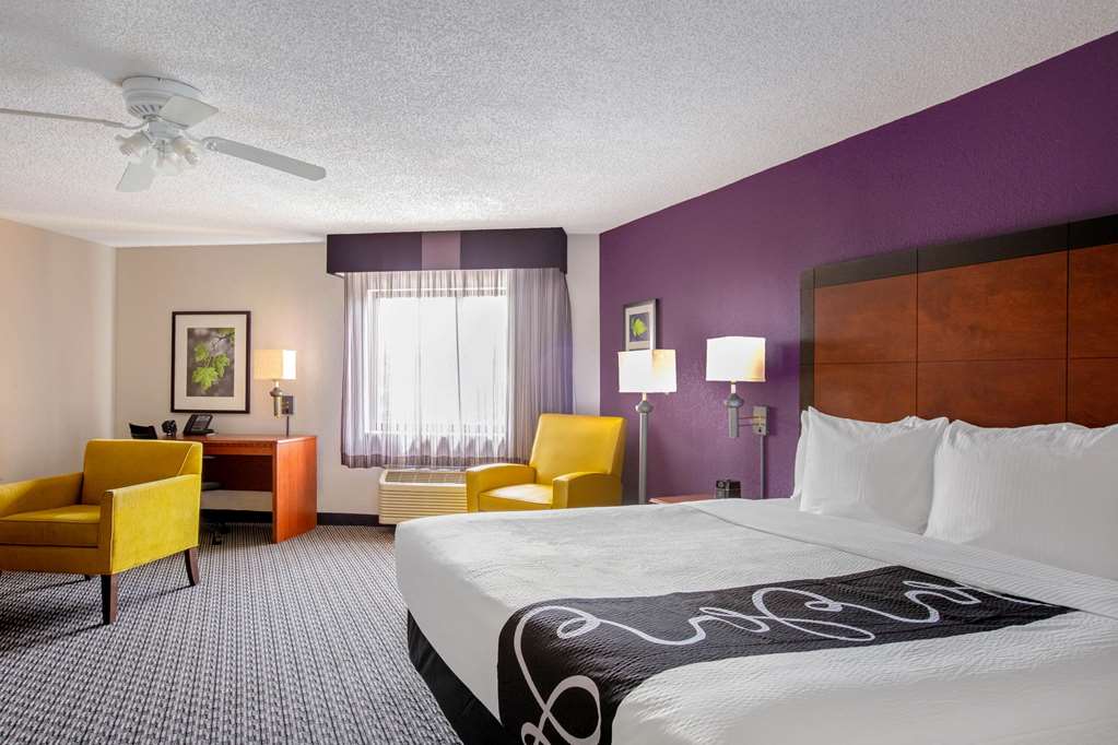 La Quinta Inn & Suites by Wyndham Miami Airport East - photo 52