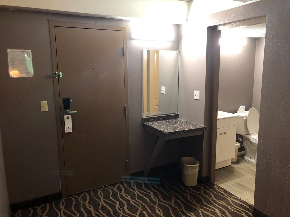 Economy Inn North Randall - photo 30