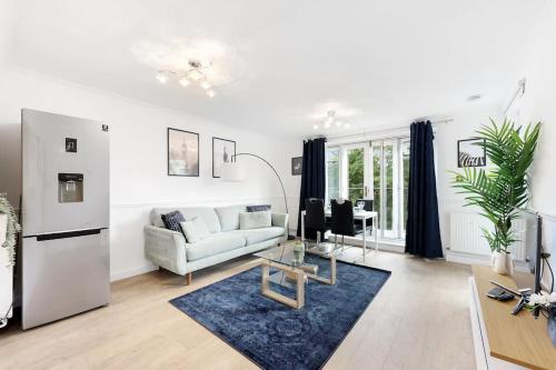 3 Bedroom Apartment Short Term Rental & Flexible Renting Limehouse with Free WiFi & Free Parking — 4-Star Luxury Hotel in London, United Kingdom