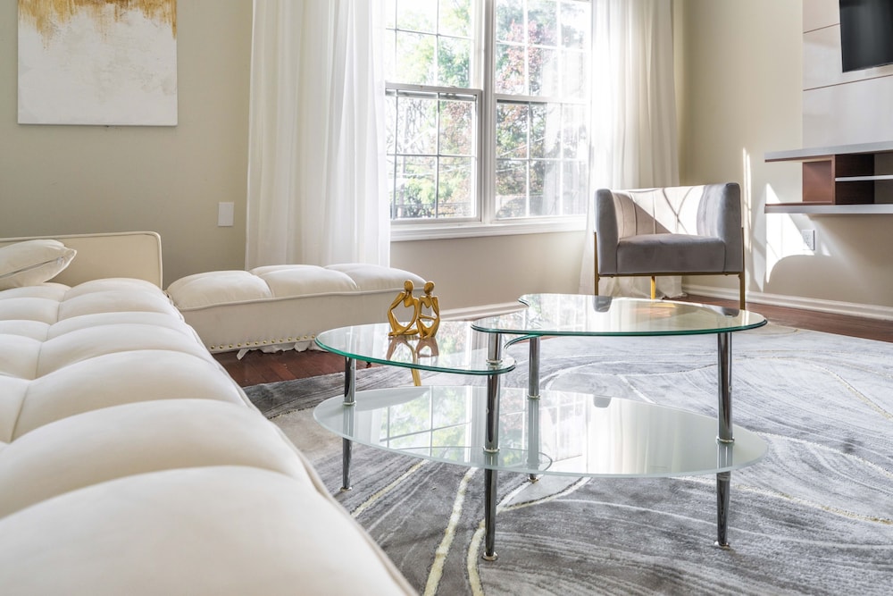 Modern Luxury Home near NYC FreeParking — 4-Star Luxury Hotel in Newark, United States