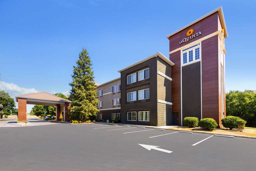 La Quinta Inn & Suites by Wyndham Bakersfield North - photo 2