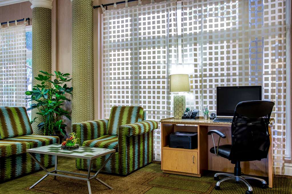 La Quinta Inn & Suites by Wyndham Fremont Silicon Valley - photo 30