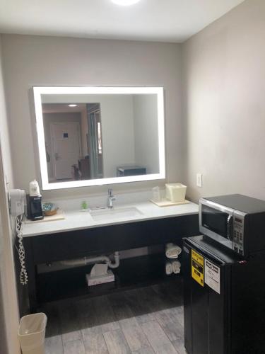 Diboll Inn & Suites - photo 13