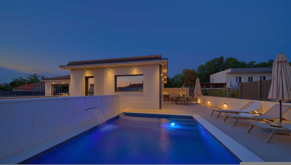Villa Quarnaro with Heated Pool — 4-Star Luxury Hotel in Omisalj, Croatia