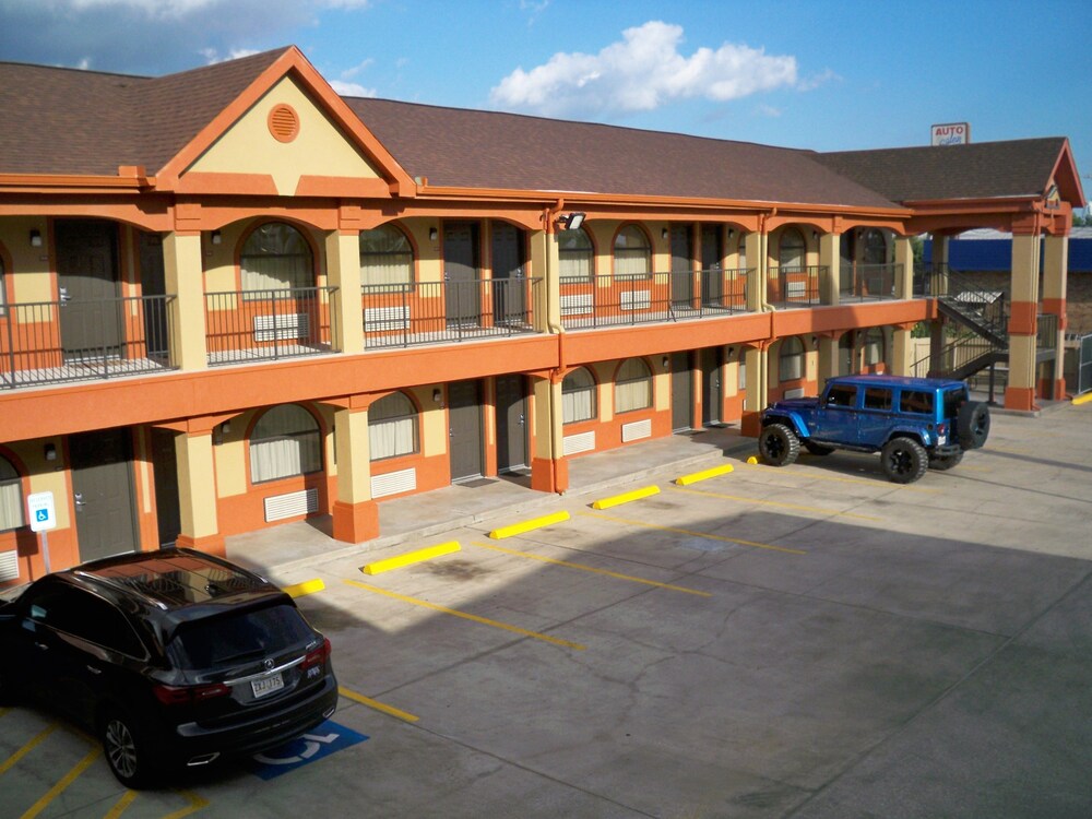 Scottish Inn & Suites - photo 57