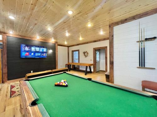 Lazy Bear cabin — 4-Star Luxury Hotel in Sevierville, United States
