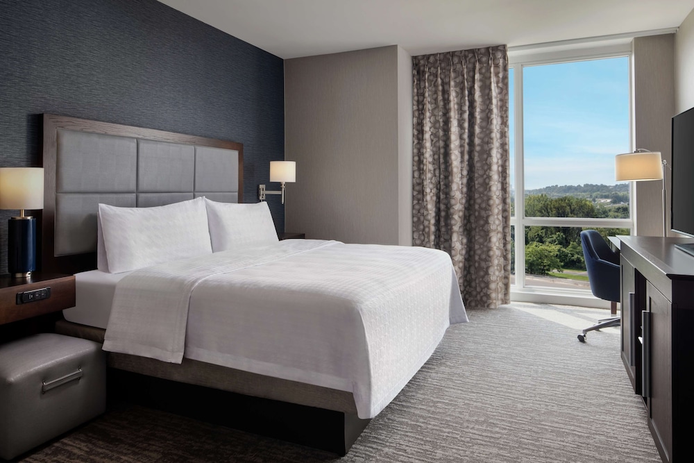 Hampton Inn & Suites Teaneck Glenpointe - photo 17
