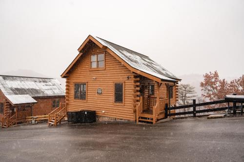 Epic Mountain Views Hot Tub Game Room Sleeps 10 — 4-Star Luxury Hotel in Sevierville, United States