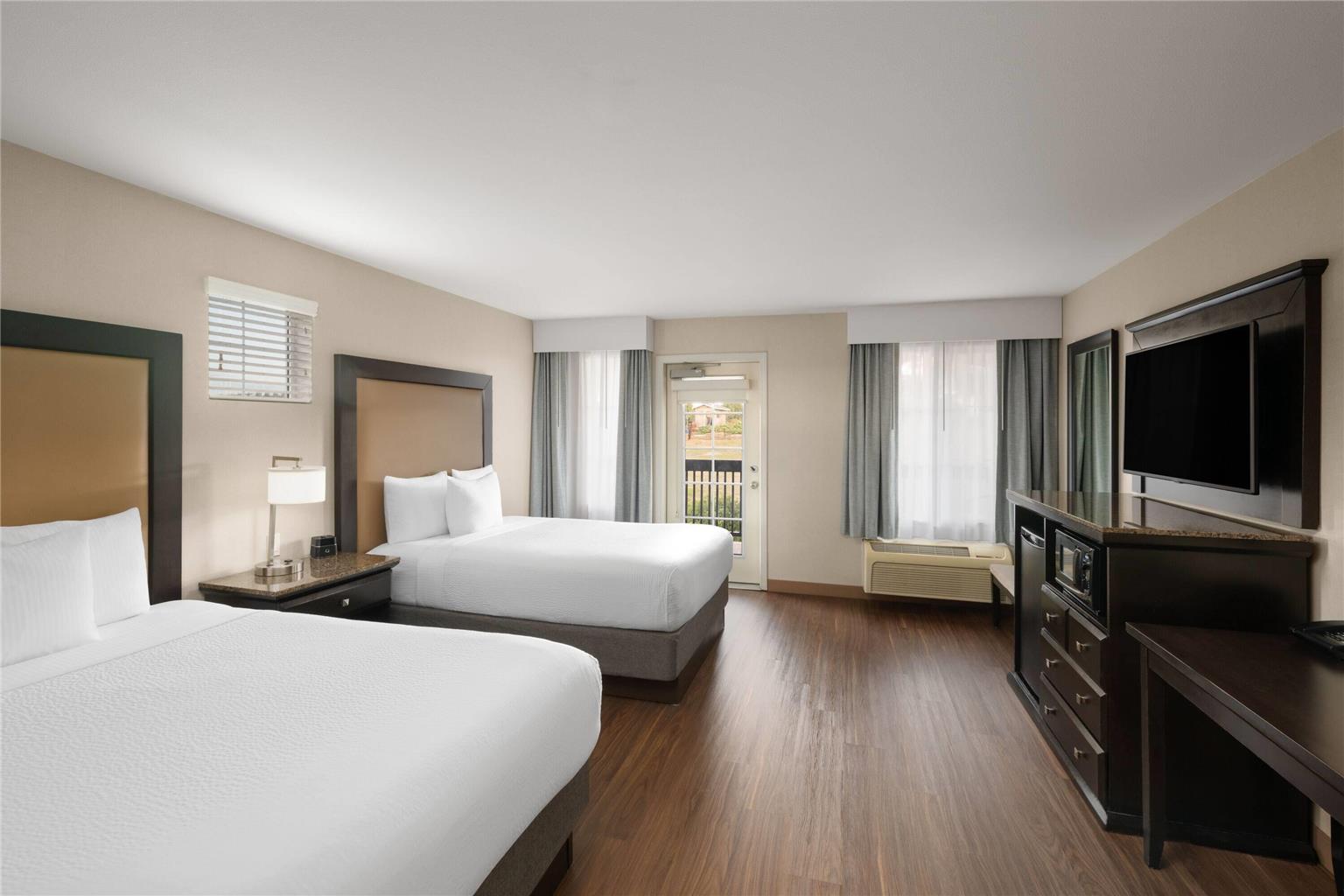 La Quinta Inn & Suites by Wyndham Paso Robles - photo 40
