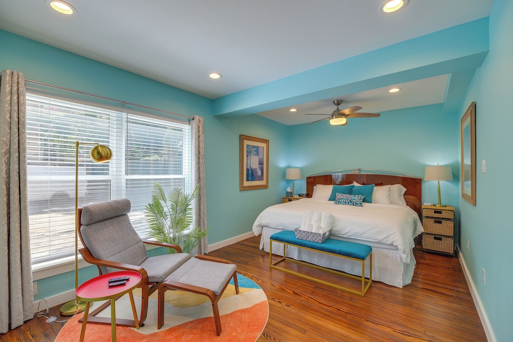 Central Houston Apartment w Furnished Patio — 4-Star Luxury Hotel in Houston, United States
