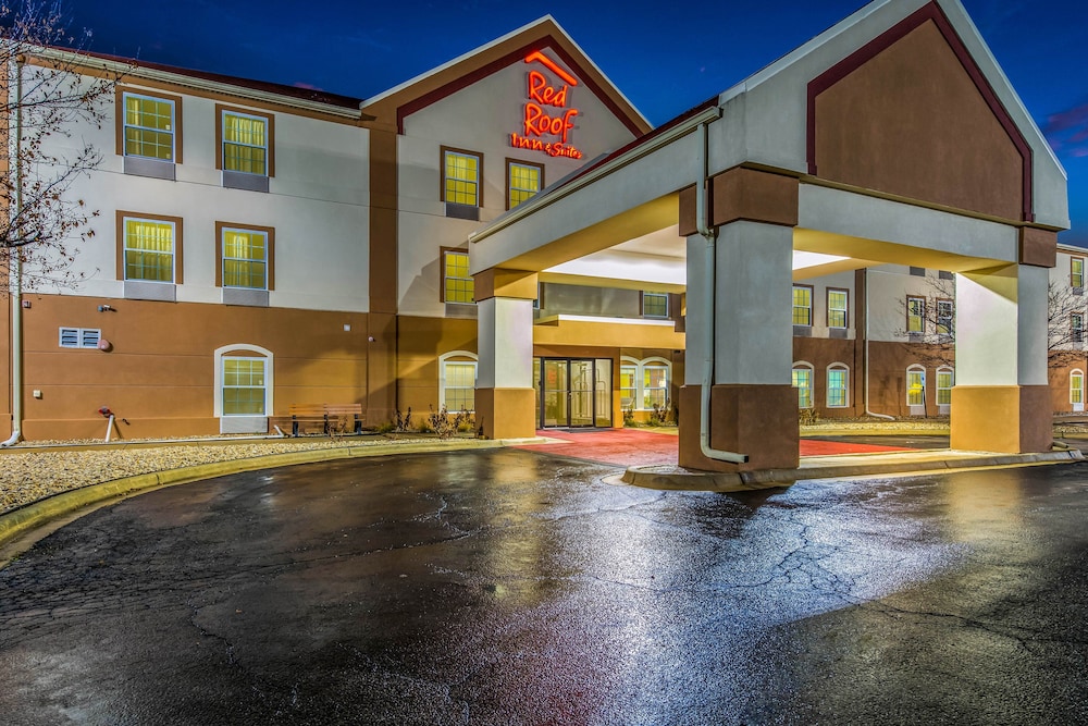 Econo Lodge Inn & Suites - photo 40