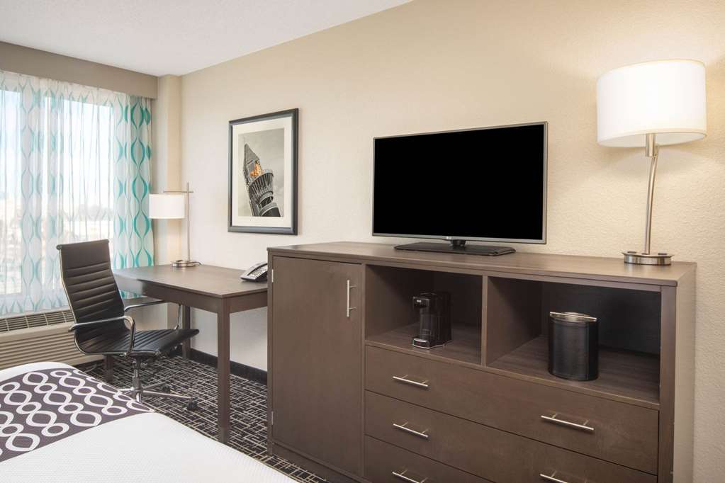 La Quinta Inn & Suites by Wyndham Atlanta Airport North - photo 19