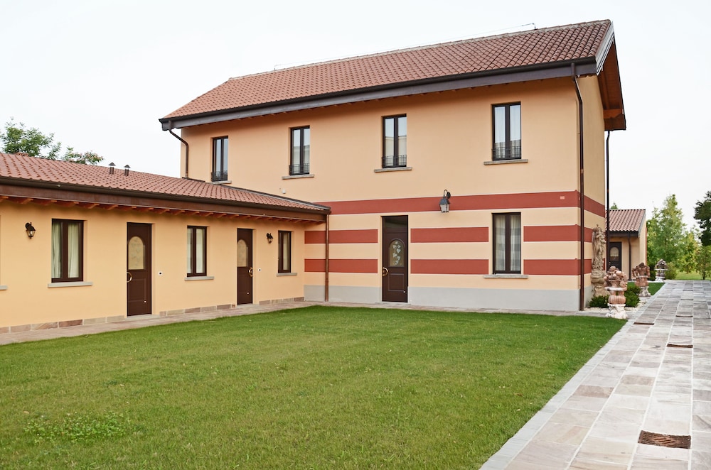 Hotel Villa Borghesi — 4-Star Luxury Hotel in Bordolano, Italy