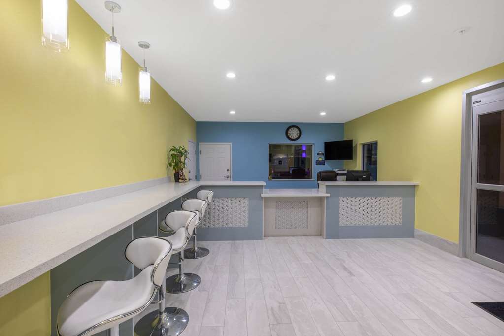 Days Inn & Suites by Wyndham La Porte - photo 3