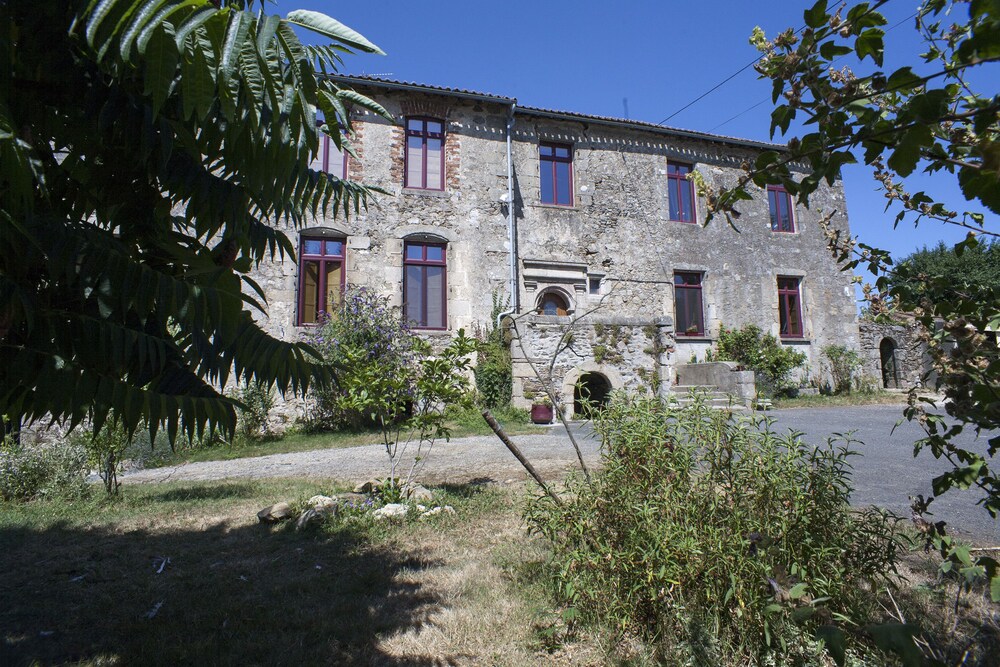 Logis De Riparfonds — hotel in Bressuire