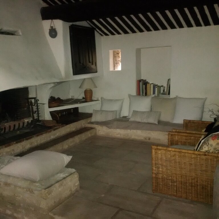 Studio in Bonnieux With Enclosed Garden - carbon neutral hotel in Bonnieux