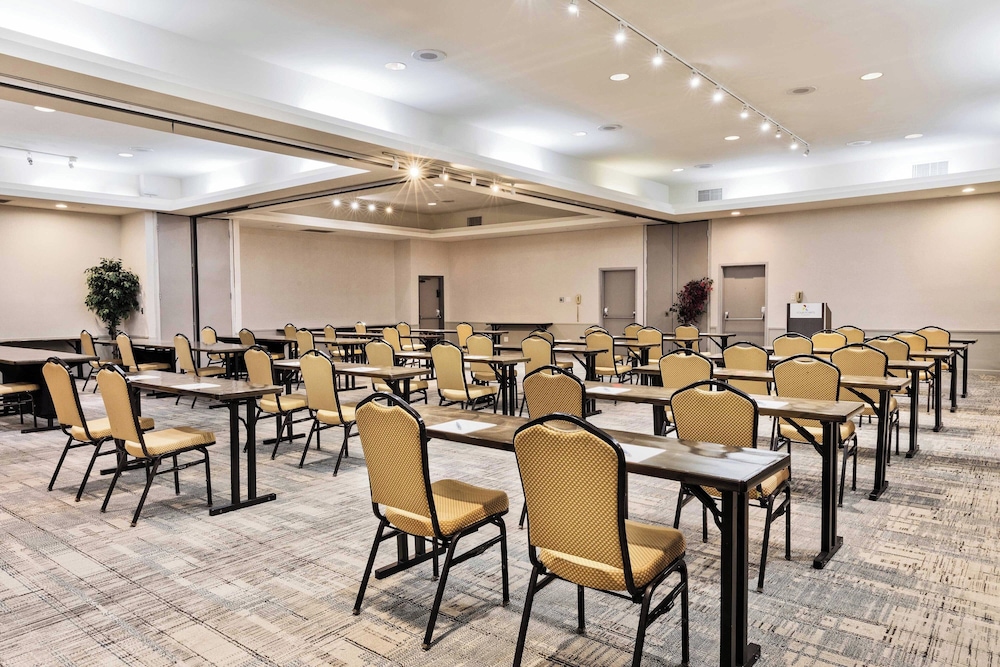 Four Points by Sheraton Ventura Harbor Resort - photo 27