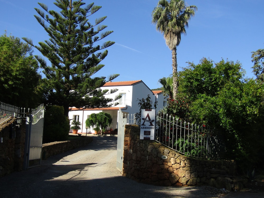 Arenosu a pochi Km dalle spiagge — hotel in Casaluce