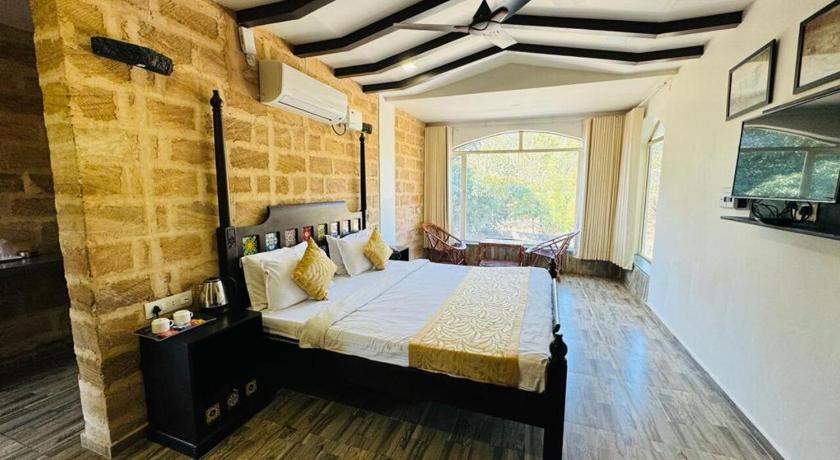 Gir Lions Paw Resort With Swimming Pool — Veraval