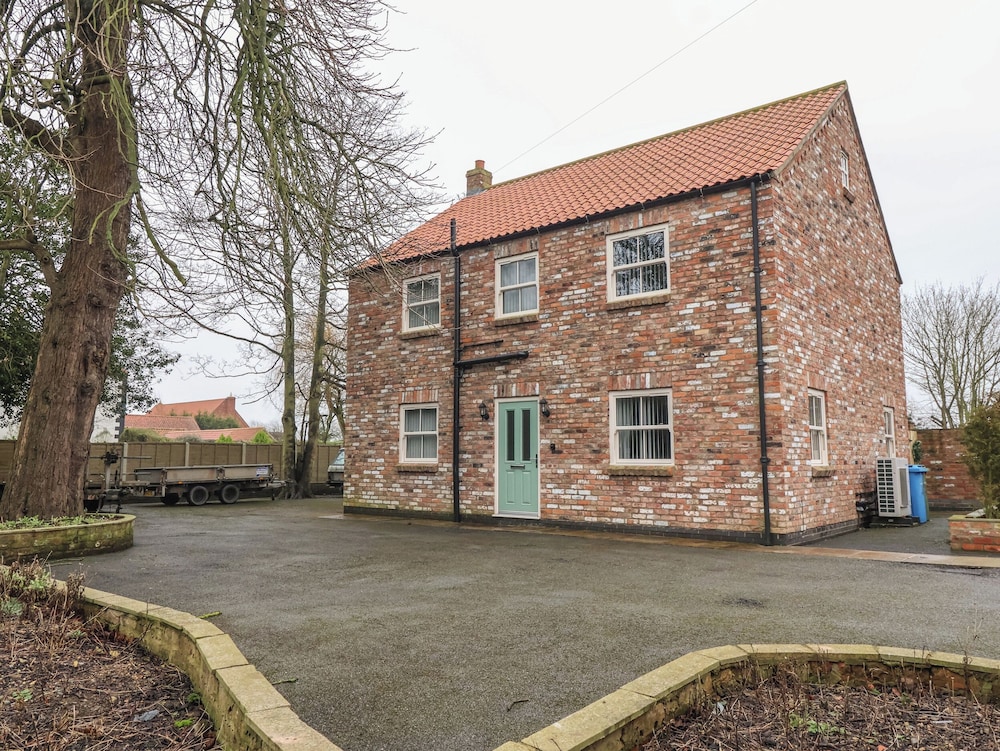 4 Manor Garth — Withernsea