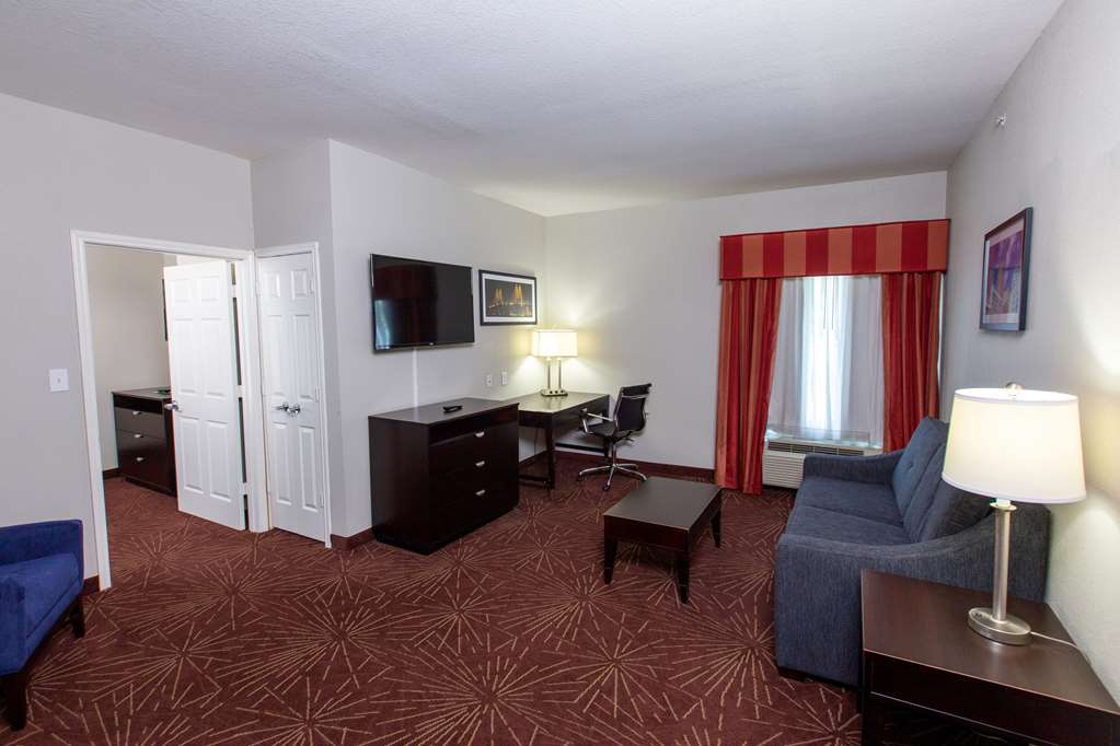La Quinta Inn & Suites by Wyndham Houston East at Normandy - photo 38