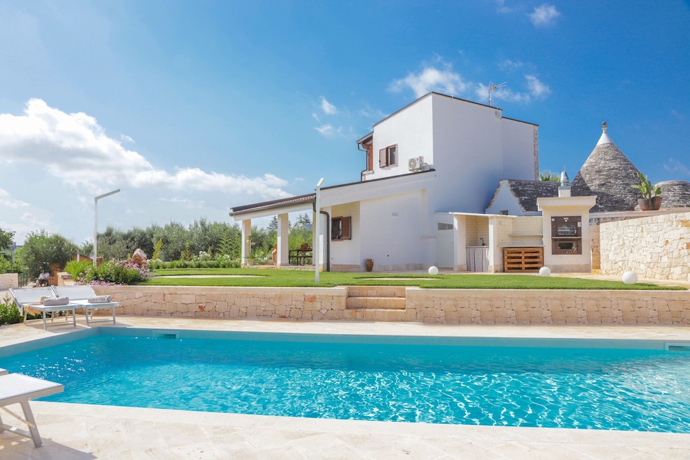 TD Trulli Saveni Trulli with Pool Near the Centre — 4-Star Luxury Hotel in Castellana, Italy