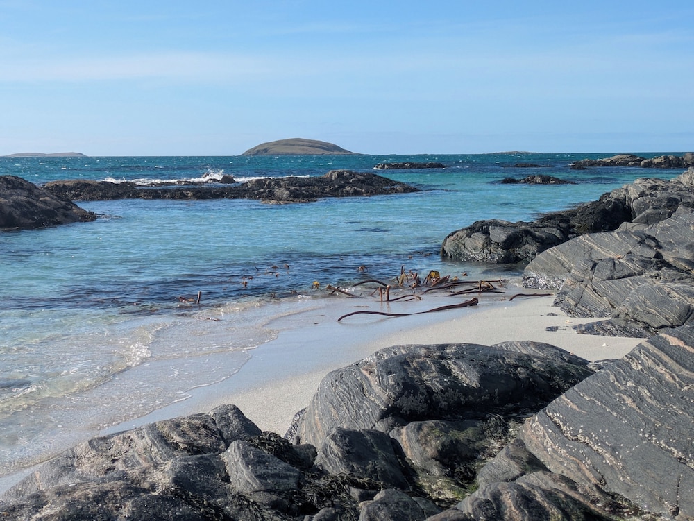 Pod Beag beside the sea Isle of Eriskay — hotel near Barra Airport