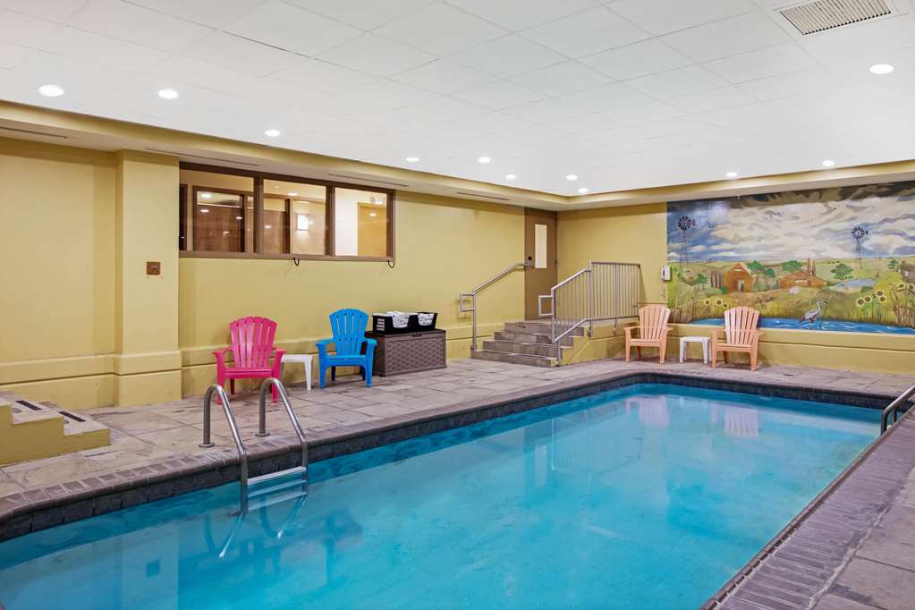 La Quinta Inn & Suites by Wyndham Salina - photo 13