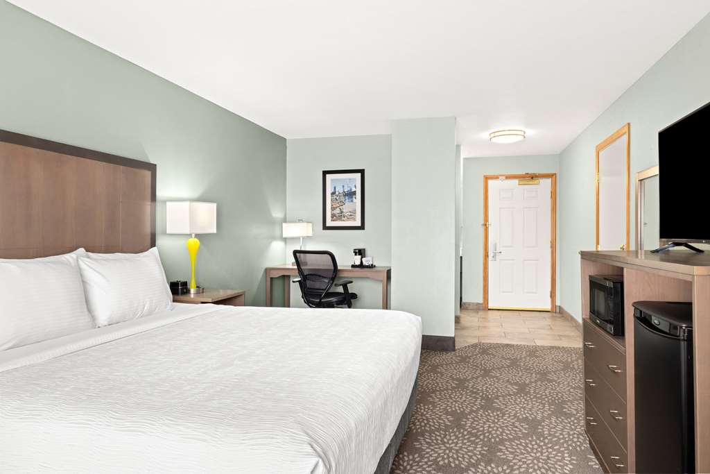 La Quinta Inn & Suites by Wyndham Newport - photo 20