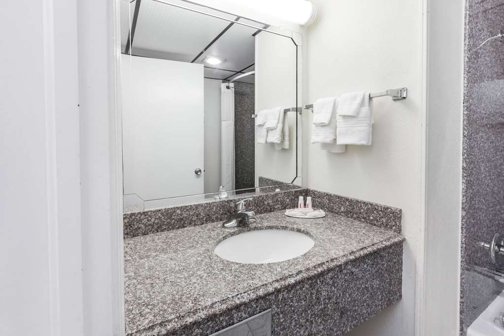 Super 8 by Wyndham Clinton - photo 8