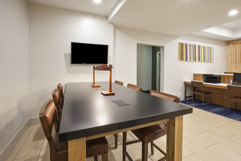 Holiday Inn Express Hotel & Suites Niles by IHG - photo 45