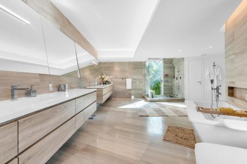 Villa Loggia Oasis Luxurious 6BD 7BA with Resort Style Pool - photo 2