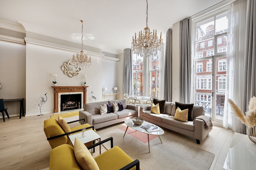 Presidential Residence with 14ft High Ceilings Located in Knightsbridge — 4-Star Luxury Hotel in London, United Kingdom