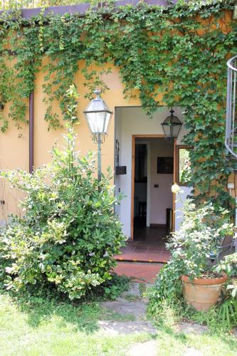 Incenso Fine Studio in quiet Residence with Garden and Rooftop — 4-Star Luxury Hotel in Florence, Italy