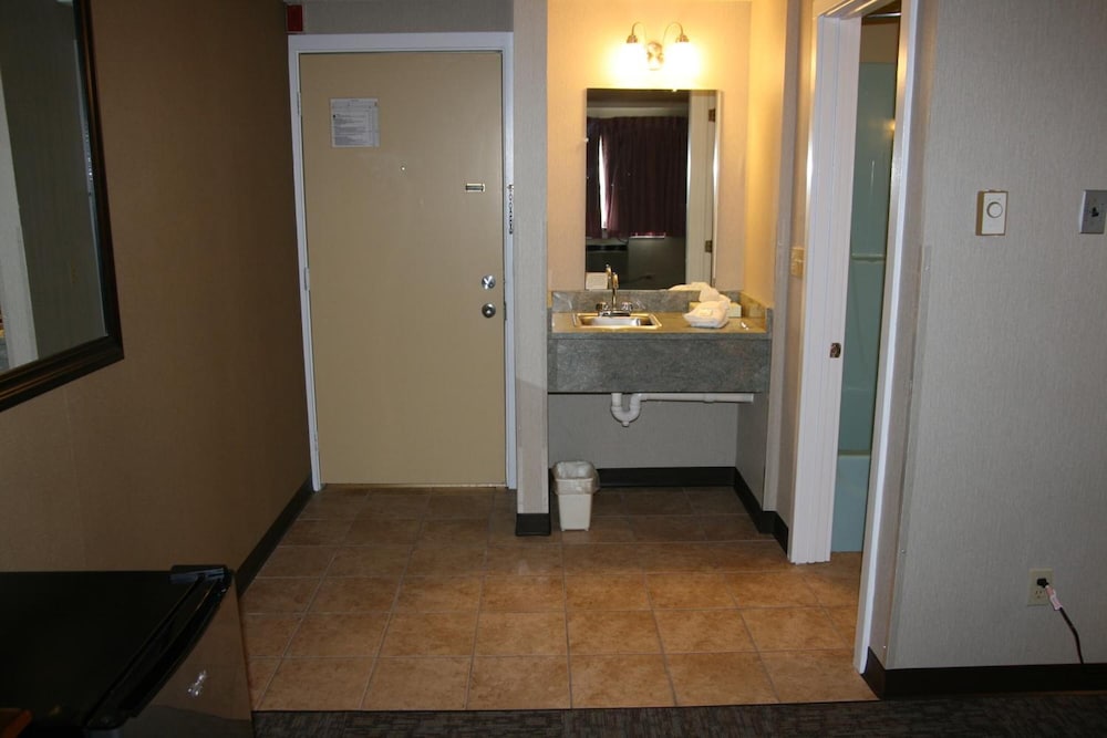 Bangor Inn & Suites - photo 12