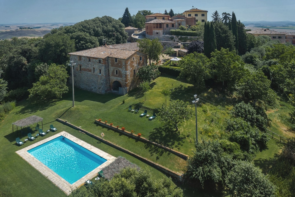 Villa e Fattoria di Radi — 4-Star Luxury Hotel in Monteroni D'arbia, Italy