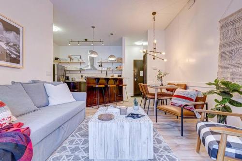 Mountain Retreat Pool & Hot Tub BBQ Patio King Bed Sleeps 6 in Canmore, Canada