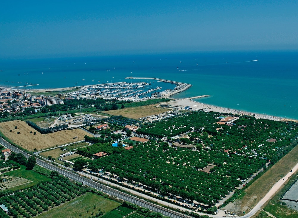 Centro Vacanze Camping Spinnaker — 4-Star Luxury Hotel in Fermo, Italy