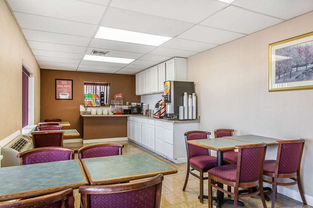 Econo Lodge Cranston Providence - photo 46