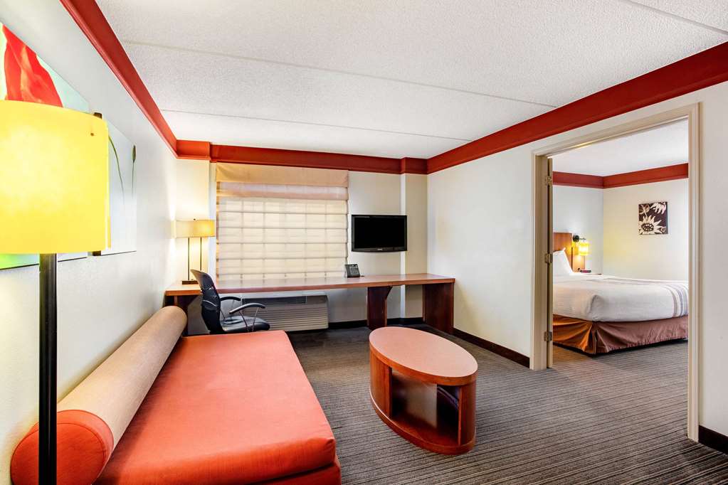 La Quinta Inn & Suites by Wyndham Raleigh Durham Southpoint - photo 32