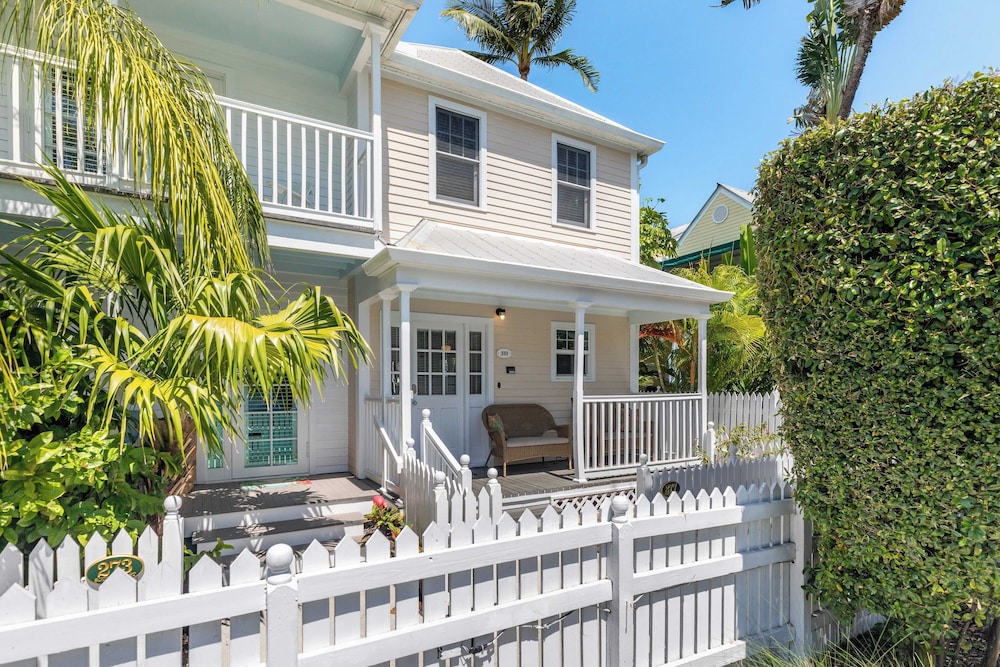 Linger Longer by Avantstay Key West Walkable Gated Community Shared Pool Month Long Stays Only — hotel in Key West