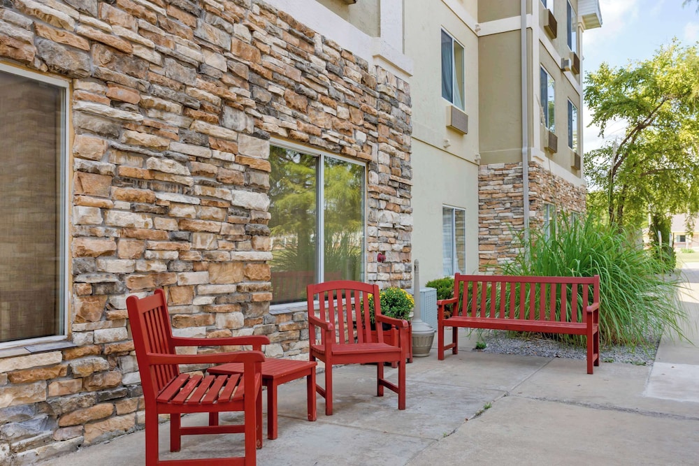 Comfort Inn & Suites Pittsburg KS - photo 43