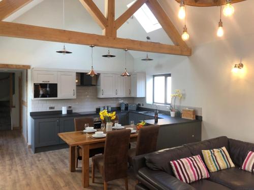 Newly Converted Luxury Barn with Private Hot Tub — hotel in Denbigh