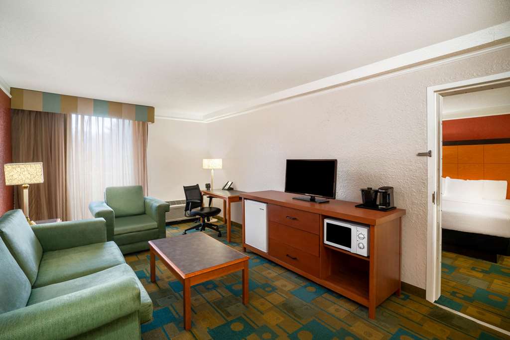 La Quinta Inn & Suites by Wyndham Nashville Airport Opryland - photo 53