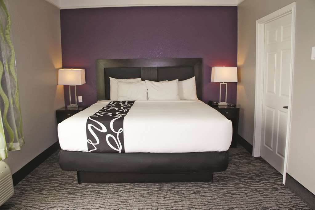 La Quinta Inn & Suites by Wyndham Pearland Houston South - photo 30