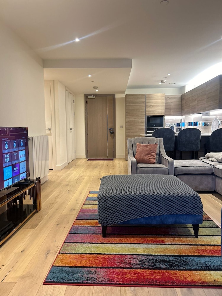 Cozy Riverview London Apartment Near the o2 Arena — 4-Star Luxury Hotel in London, United Kingdom