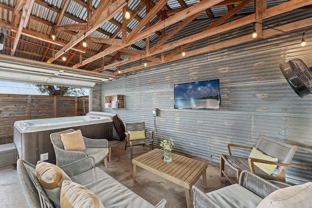 The Oswald — 4-Star Luxury Hotel in Harper, United States