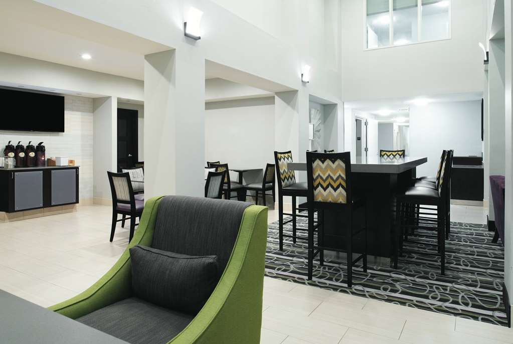 La Quinta Inn & Suites by Wyndham Fairfield Napa Valley - photo 28