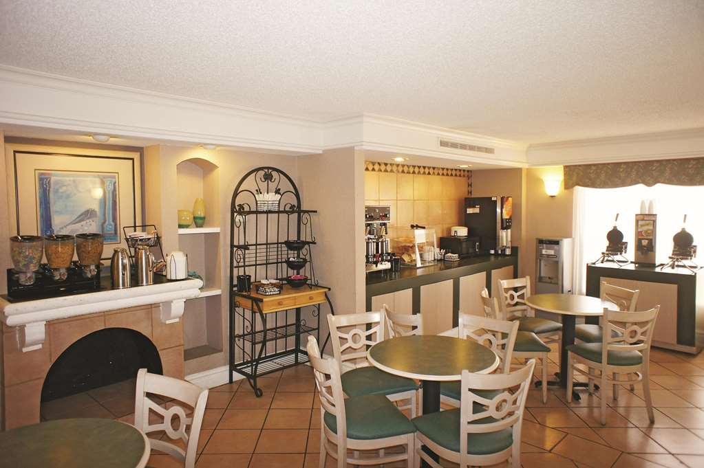 La Quinta Inn by Wyndham Kansas City Lenexa - photo 43