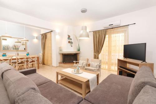Charming and Comfy House — 4-Star Luxury Hotel in Agia Marina, Greece